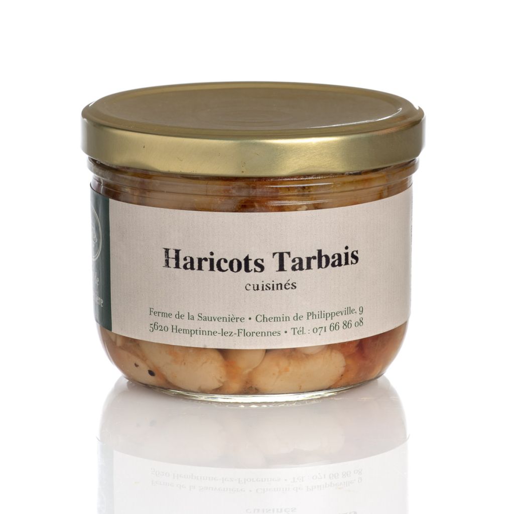 <p><span style="font-size: 14pt;">Les haricots tarbais sont cuisin&eacute;s &agrave; partir d'un bouillon, d'une sauce tomat&eacute;e et de diverses l&eacute;gumes.&nbsp;</span></p>