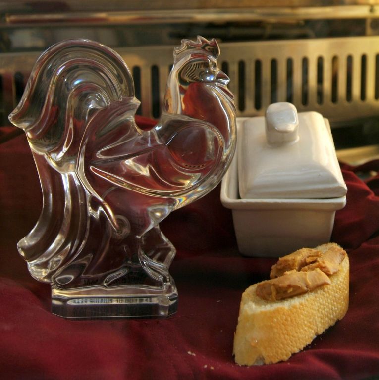 <p>Le foie gras mi-cuit est constitu&eacute; uniquement de lobes de foies gras assaisonn&eacute;s et cuits en terrine au bain marie.</p>
<p>Le foie gras mi-cuit est vendu en tranche individuelle de 50g ou en bloque selon la quantit&eacute; demand&eacute;e. Le foie gras est servi emball&eacute; sous-vide, ce qui permet de le conserver 15 jours &agrave; une temp&eacute;rature de 4&deg;C</p>